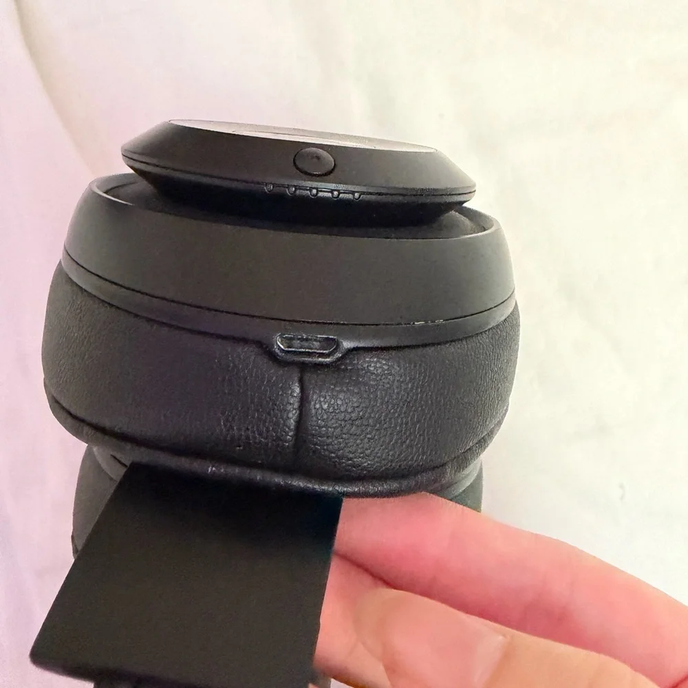 Beats Studio3 Wireless Over-Ear Noise Cancelling Bluetooth Headphones - Picture 9 of 10